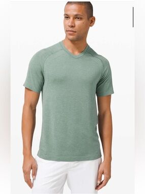 Lululemon Metal Vent Tech V neck 
Short Sleeve Size Large in Green